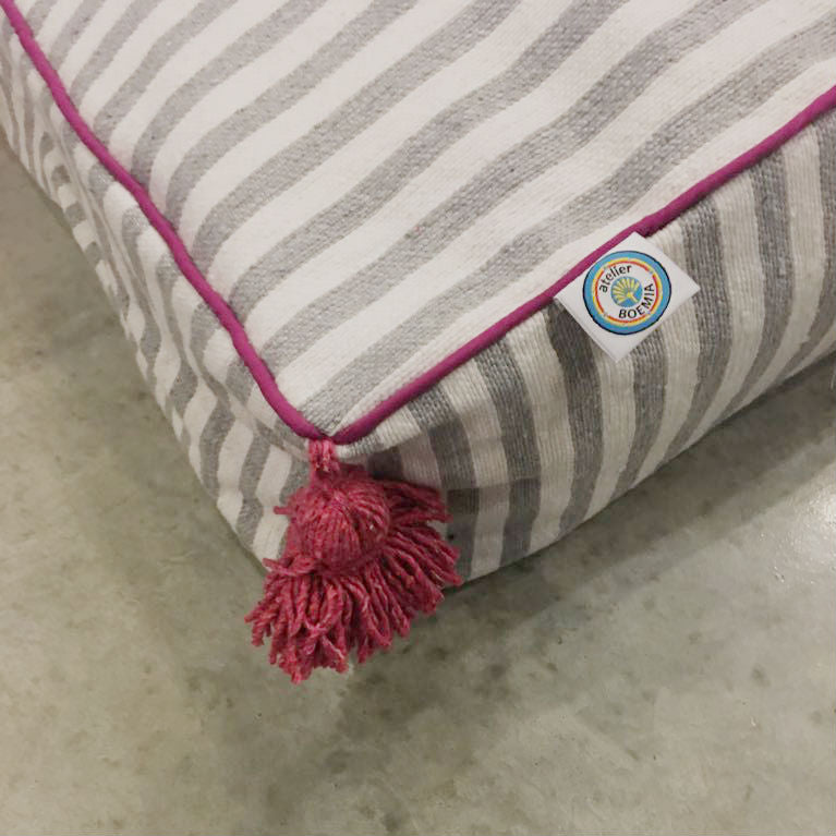 MARTHA PET BED large GRAY/WHITE/FUCHSIA