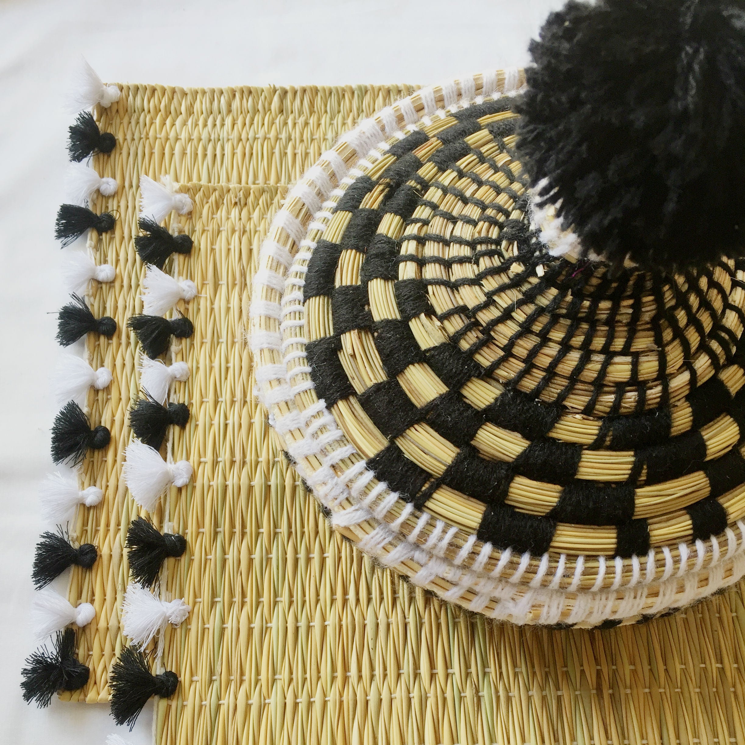 LOLA placemat with tassels BLACK/WHITE-SET OF 2