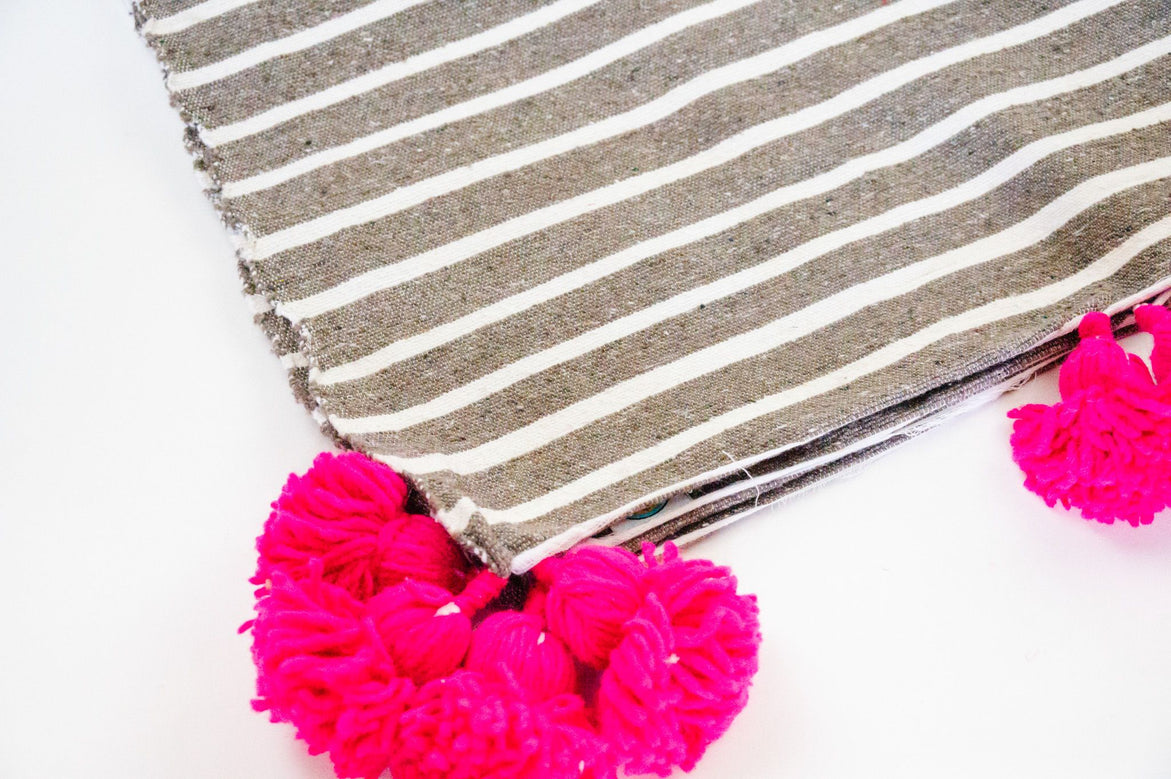 IRIS throw GRAY/WHITE/FUCHSIA