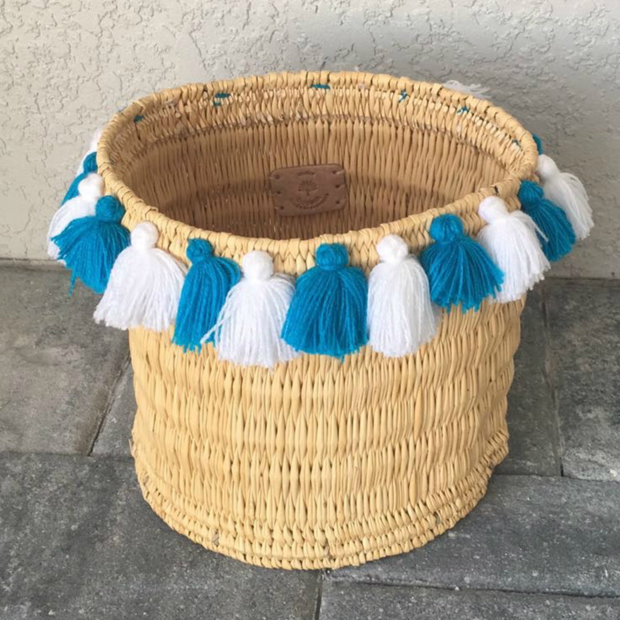 SEVERINE basket with tassels- large WHITE/TURQUOISE